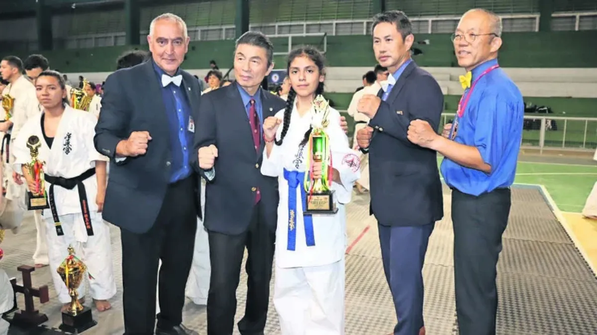 Joven karateca de Antofagasta gana campeonato en Bolivia Joven karateca de Antofagasta gana campeonato en Bolivia