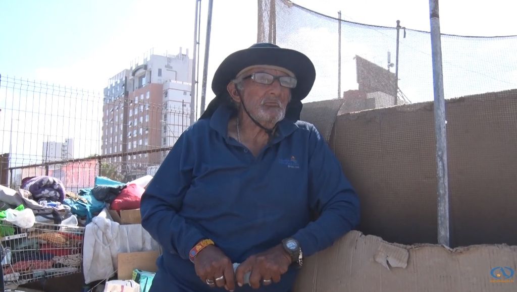 Adulto mayor vive en mega ruco del Parque Croacia Adulto mayor vive en mega ruco del Parque Croacia