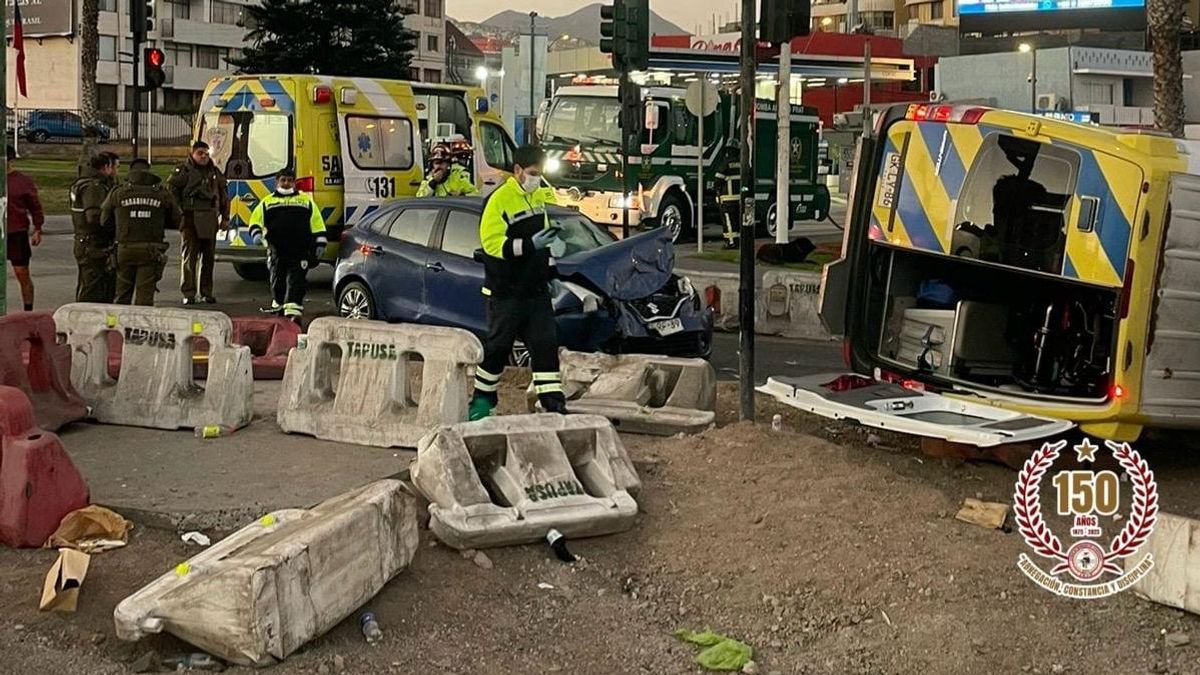 Accidente entre ambulancia Samu y vehículo menor en Antofagasta Accidente entre ambulancia Samu y vehículo menor en Antofagasta