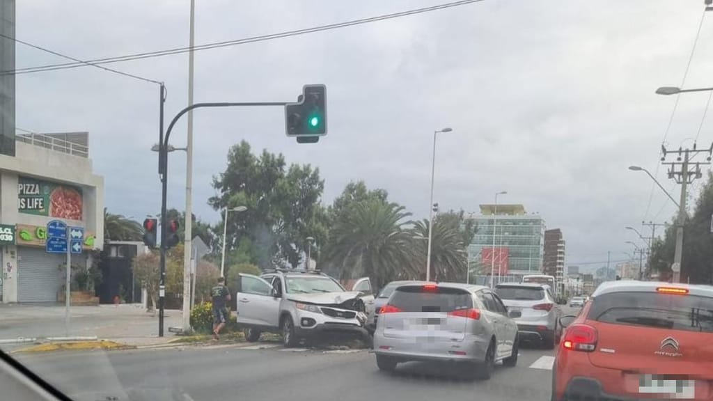 Colisión Av. Angamos Antofagasta Colisión Av. Angamos Antofagasta