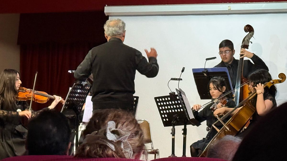 Estudiantes de Antofagasta celebran la Educación Artística con Caravaneo Estudiantes de Antofagasta celebran la Educación Artística con Caravaneo