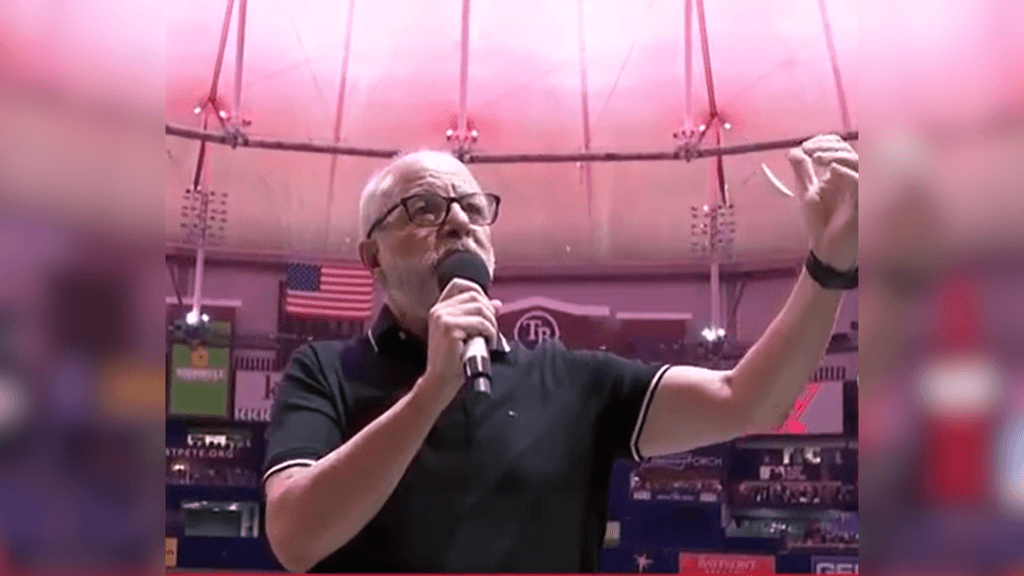 Alberto Plaza canta himno de Estados Unidos Alberto Plaza canta himno de Estados Unidos