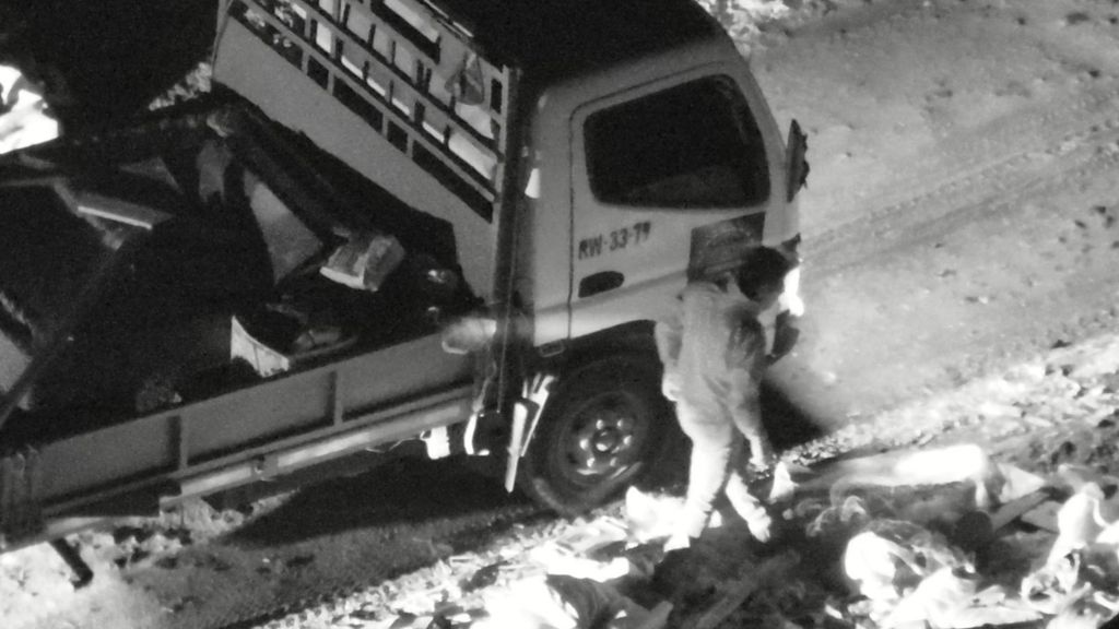Sujetos arrojando escombros ex vertedero La Chimba