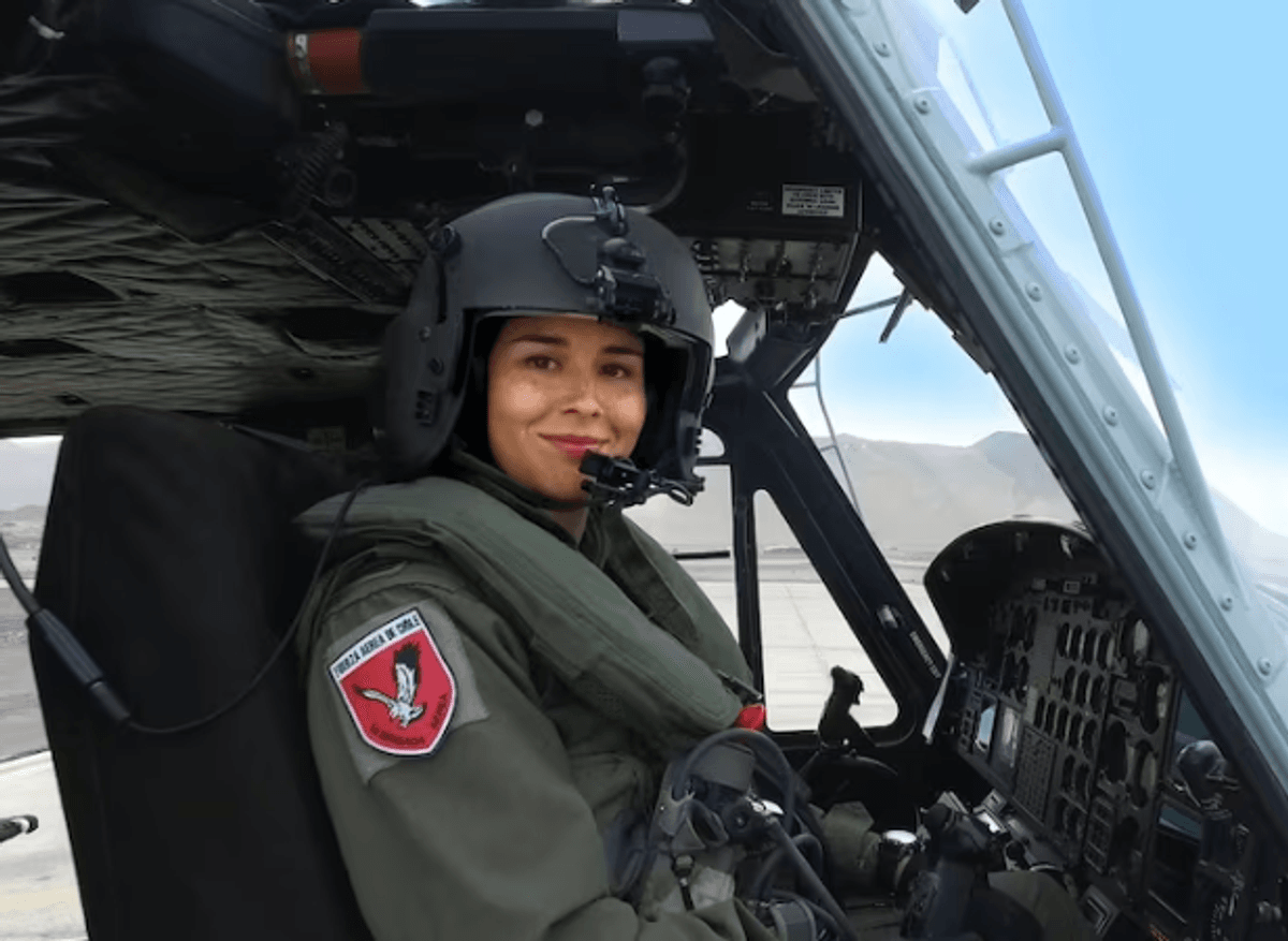 Capitán chilena pilotea Black Hawk al Polo Sur Capitán chilena pilotea Black Hawk al Polo Sur