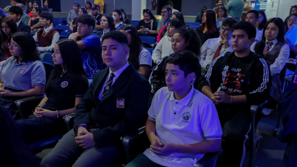 Antofagasta reconoce a estudiantes destacados Antofagasta reconoce a estudiantes destacados