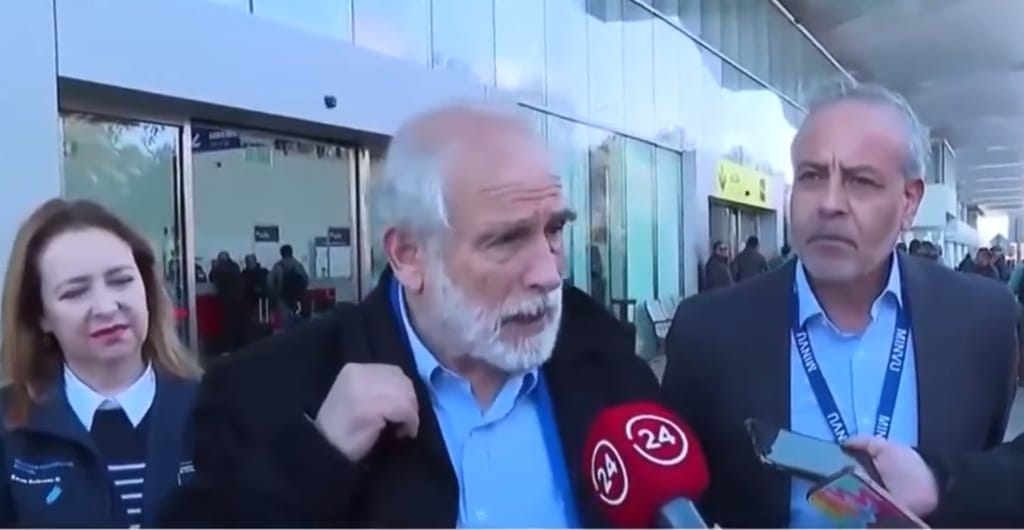 Ministro Carlos Montes en Aeropuerto Andrés Sabella Ministro Carlos Montes en Aeropuerto Andrés Sabella