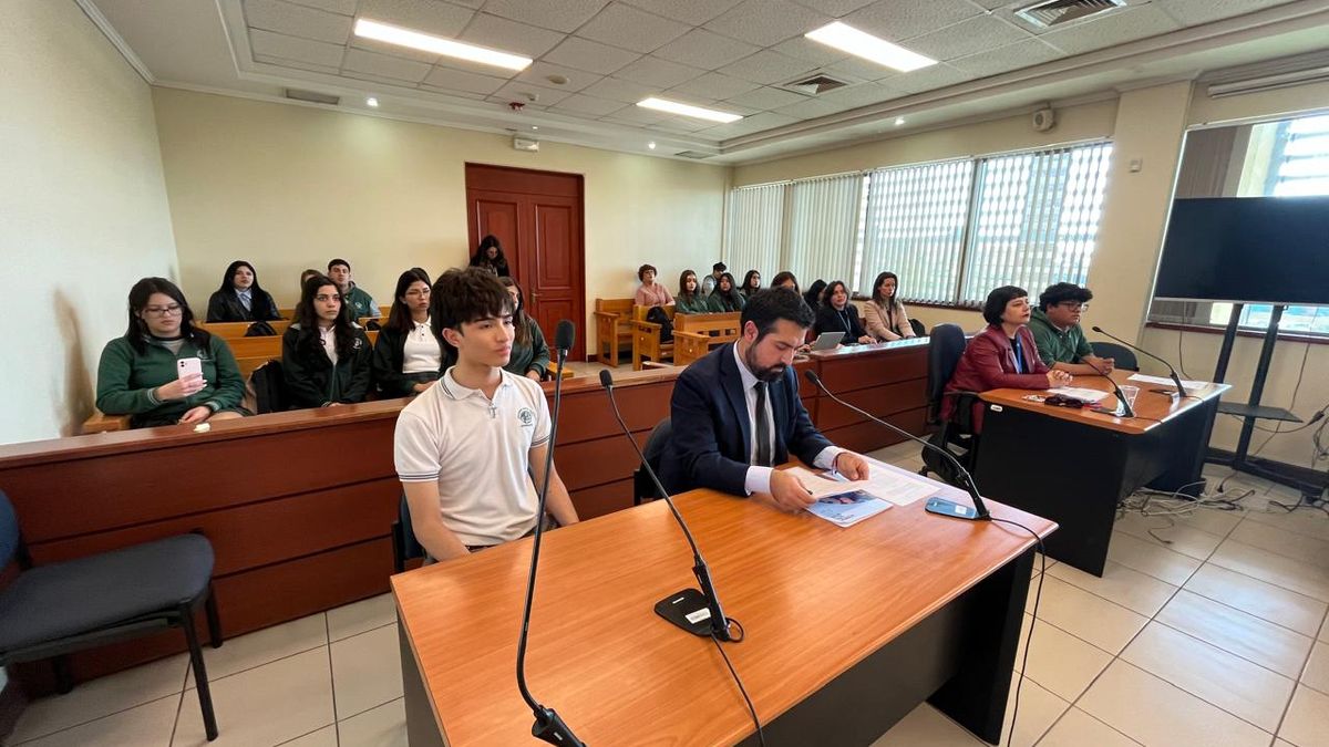 Alumnos del Colegio Santo Tomás de Antofagasta se adentran en el sistema judicial Alumnos del Colegio Santo Tomás de Antofagasta se adentran en el sistema judicial