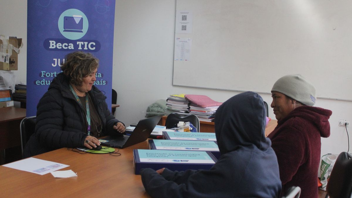 Junaeb entrega notebooks a estudiantes de Ollagüe para cerrar brecha digital Junaeb entrega notebooks a estudiantes de Ollagüe para cerrar brecha digital