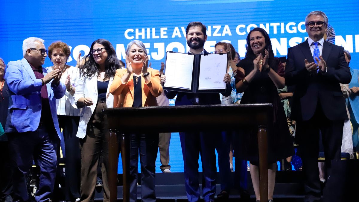 Boric firma decreto para mejorar pensiones en Chile Boric firma decreto para mejorar pensiones en Chile