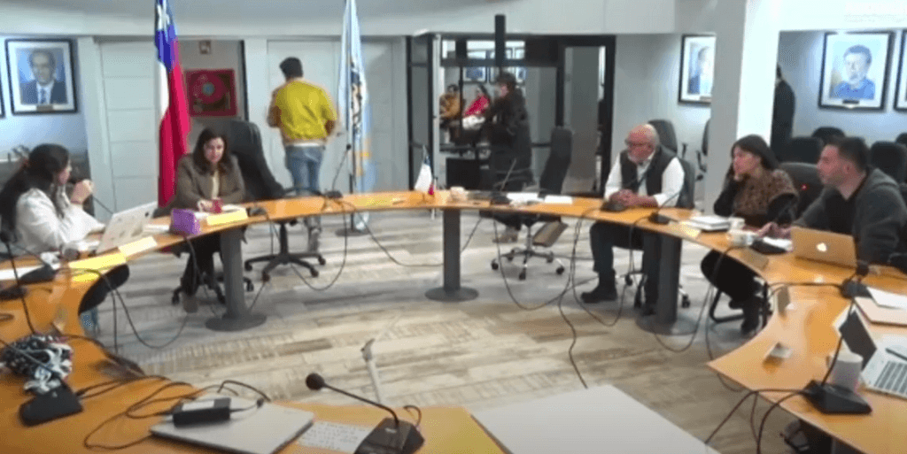 Alcalde abandona concejo Alcalde abandona concejo