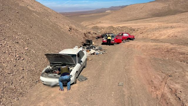 centro de desarme vehículos desierto