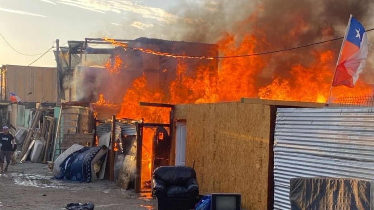 Tres viviendas arrasadas por incendio en Mejillones Tres viviendas arrasadas por incendio en Mejillones