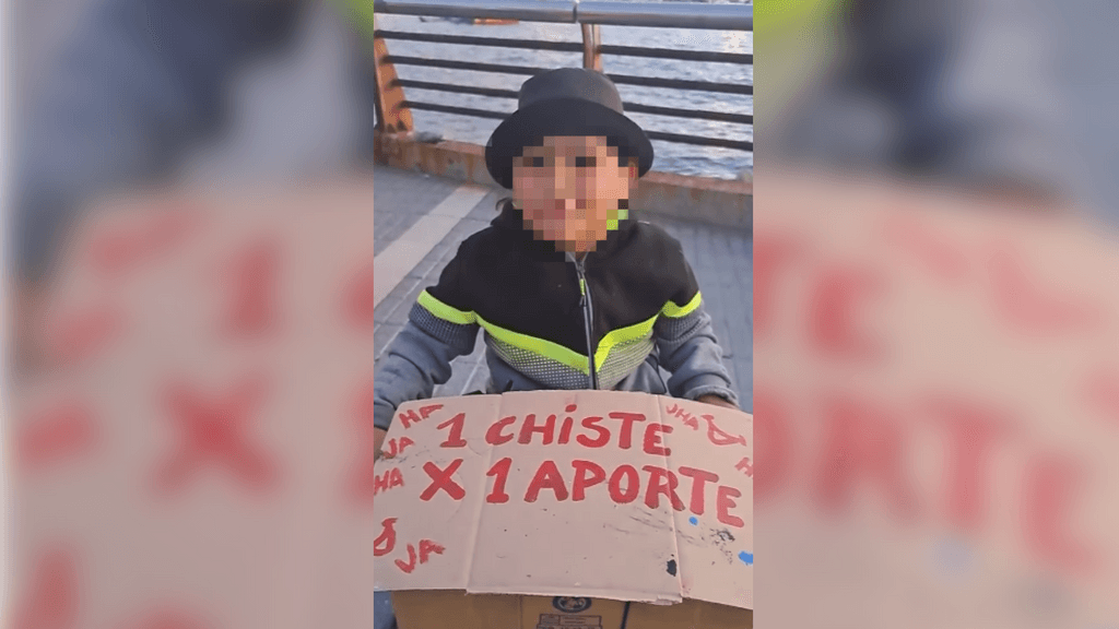 Niño cuenta chistes en San Antonio Niño cuenta chistes en San Antonio