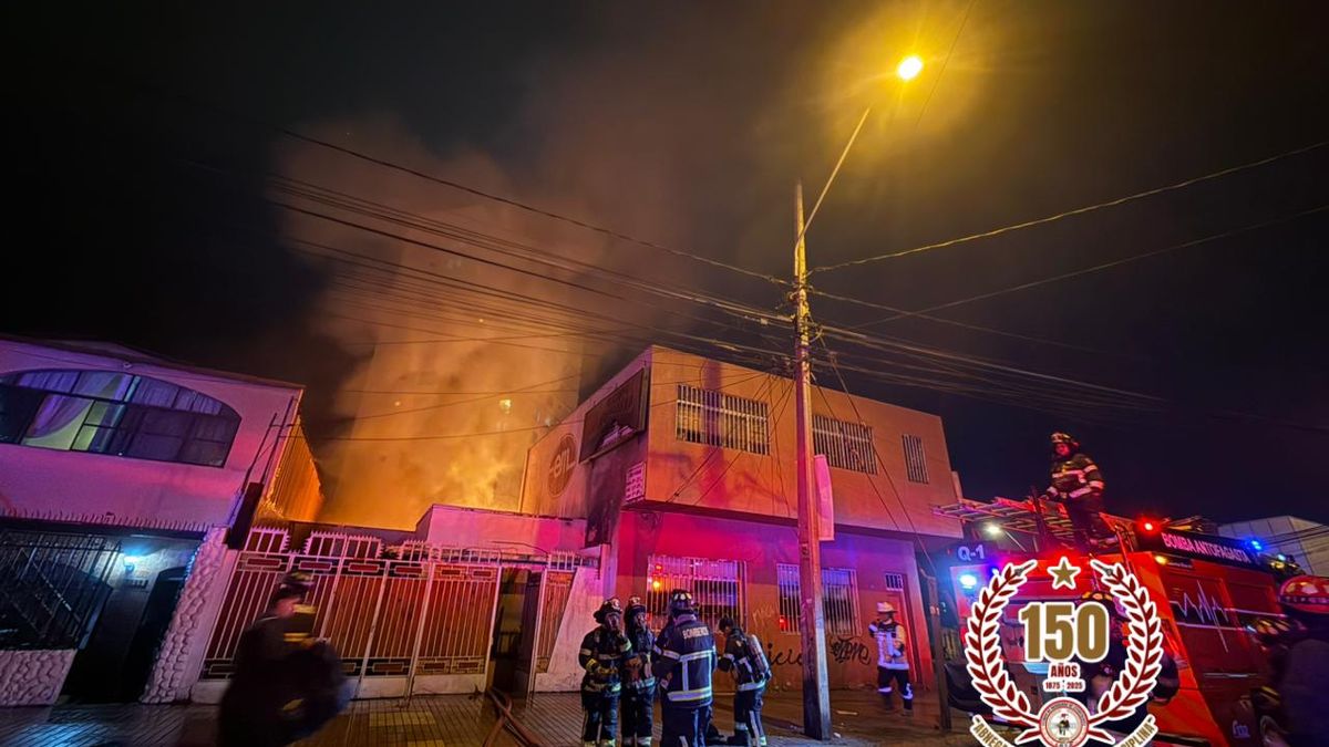 Incendio en Antofagasta afecta viviendas colindantes Incendio en Antofagasta afecta viviendas colindantes