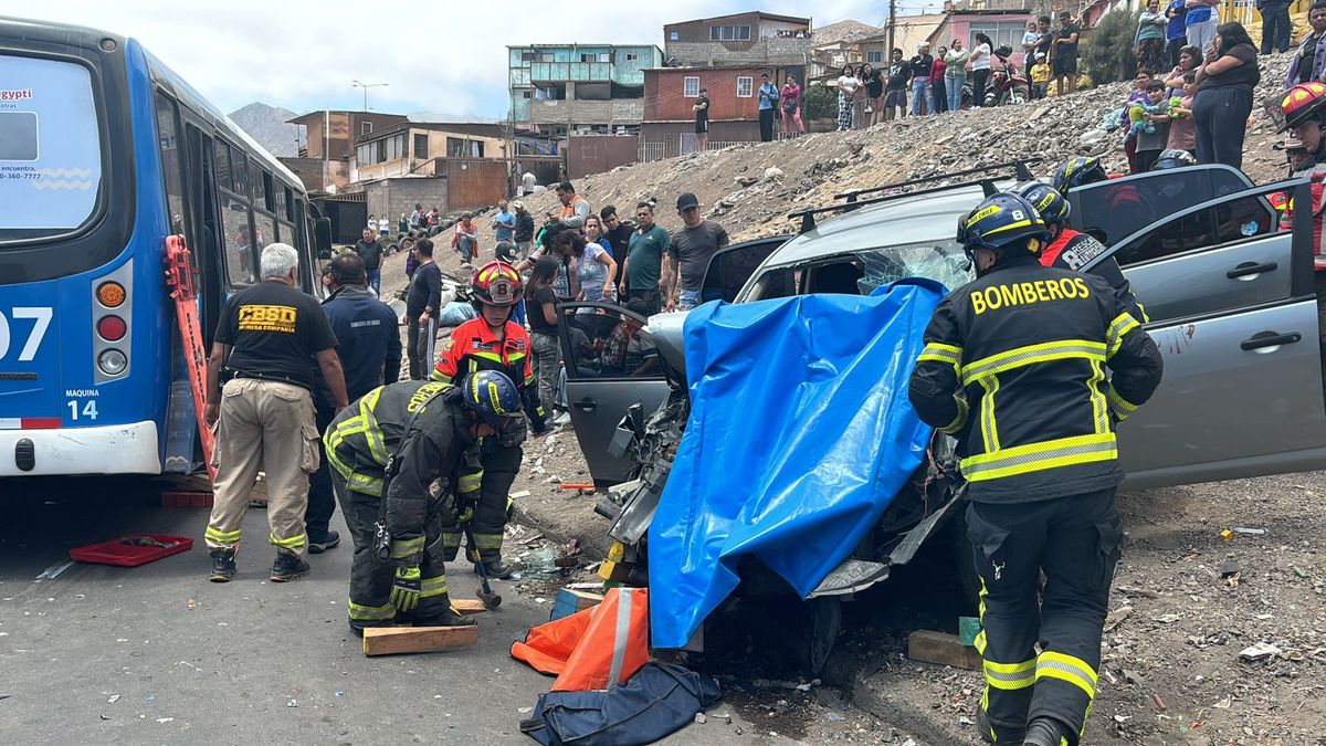 Ocho heridos en choque entre microbús y vehículo en Antofagasta Ocho heridos en choque entre microbús y vehículo en Antofagasta