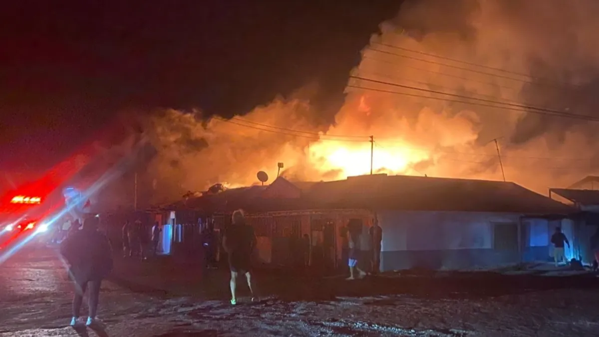 Incendio en María Elena destruye viviendas y deja bomberos heridos Incendio en María Elena destruye viviendas y deja bomberos heridos