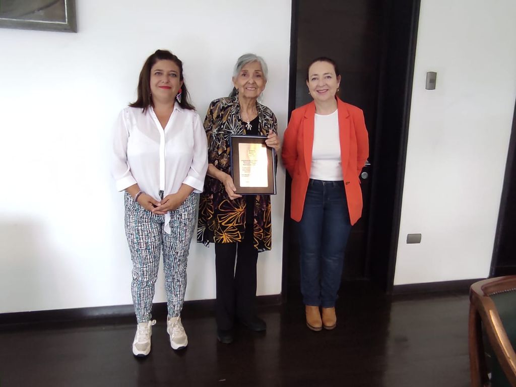 Actriz Teresa Ramos y autoridades regionales Actriz Teresa Ramos y autoridades regionales