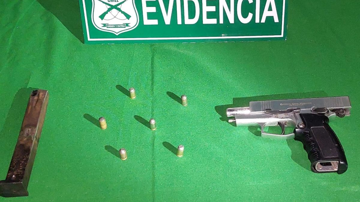 Carabineros recupera auto robado con arma de fogueo en Antofagasta Carabineros recupera auto robado con arma de fogueo en Antofagasta