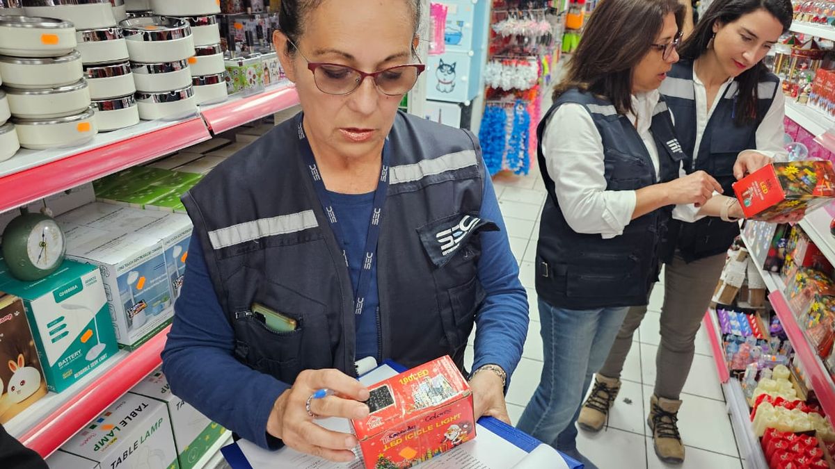 SEC detecta luces navideñas sin certificación en Antofagasta SEC detecta luces navideñas sin certificación en Antofagasta