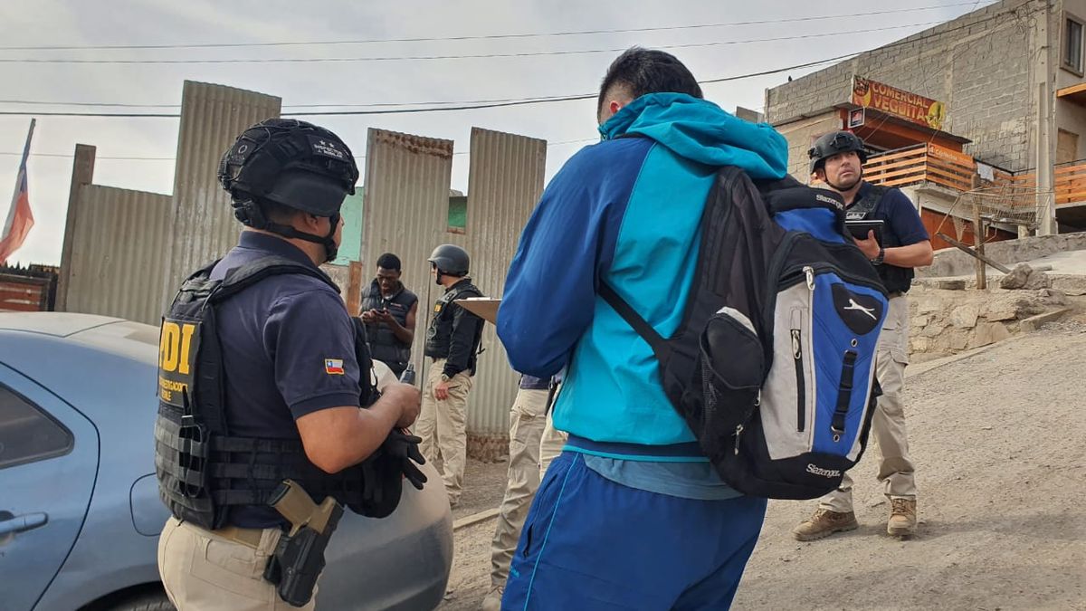 Más de 300 fiscalizados y 62 denunciados en operativo migratorio en Antofagasta Más de 300 fiscalizados y 62 denunciados en operativo migratorio en Antofagasta