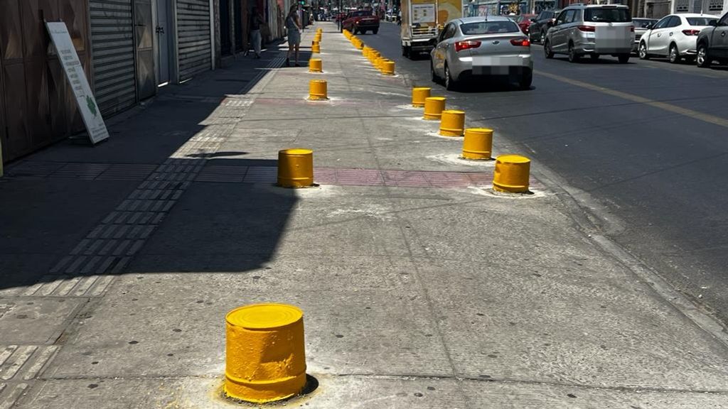 Obstáculos instalados en veredas Obstáculos instalados en veredas