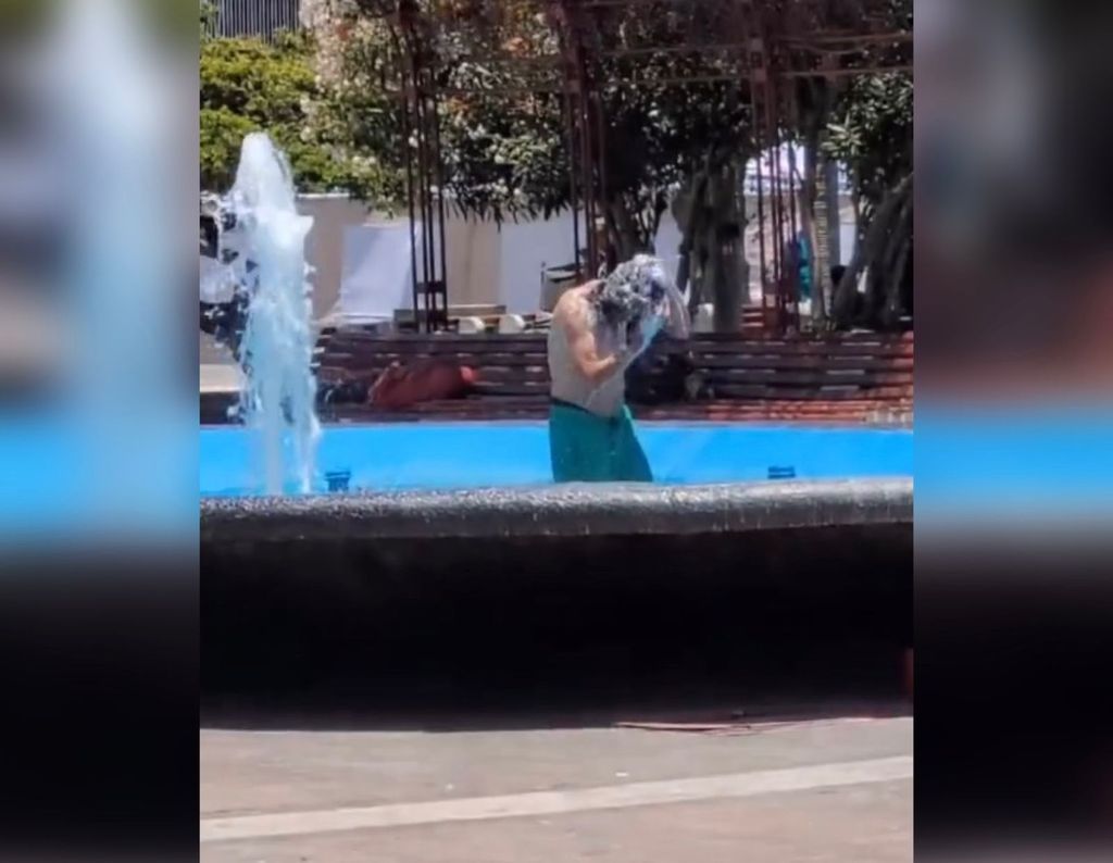 Sujeto Bañándose en Pileta de la Plaza Colón