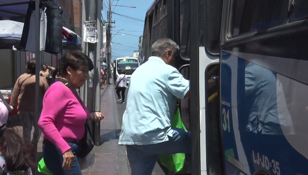 Pasajeros Transporte Público Pasajeros Transporte Público
