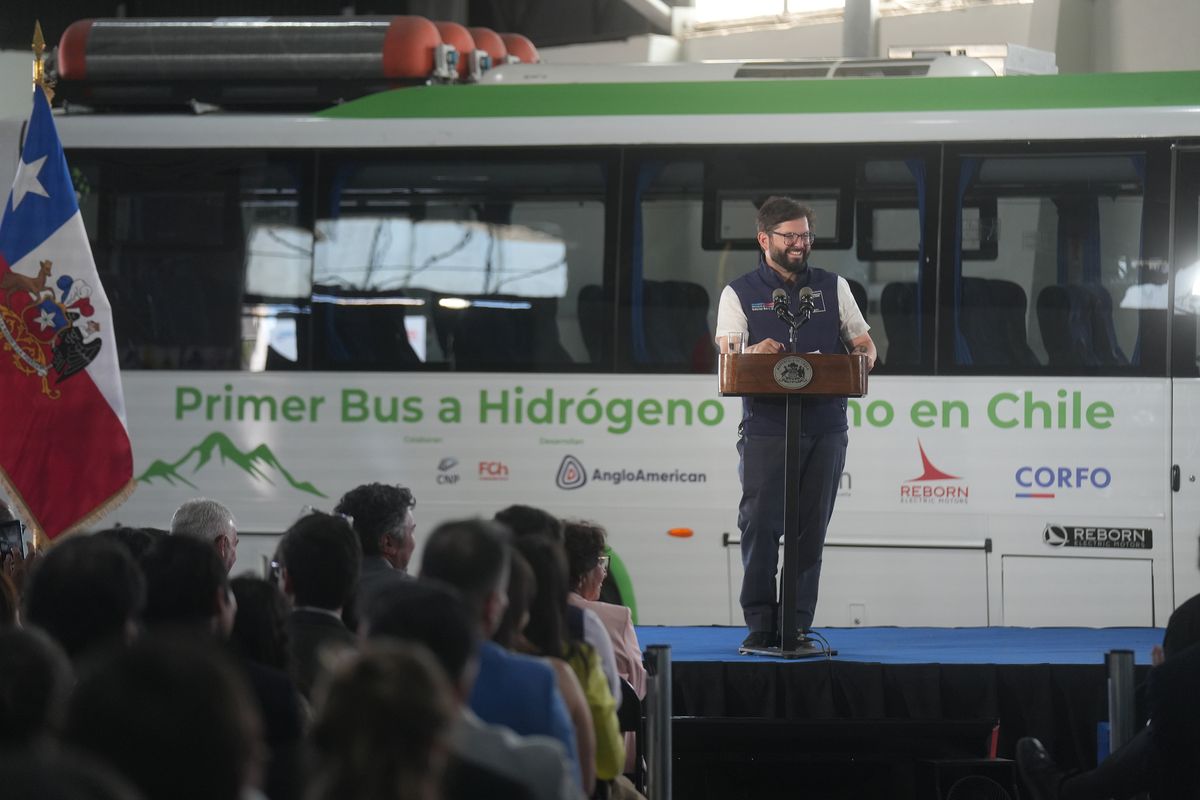 Boric presenta el primer bus a hidrógeno chileno Boric presenta el primer bus a hidrógeno chileno