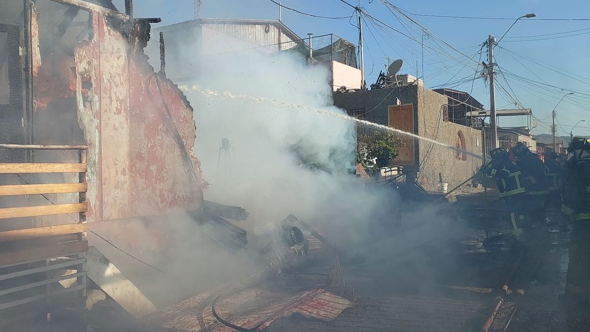 Trágico incendio en Antofagasta deja 25 personas sin hogar Trágico incendio en Antofagasta deja 25 personas sin hogar