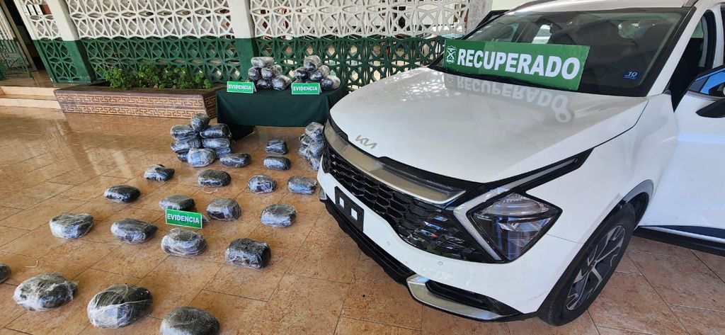 Droga Incautada y Vehículo Recuperado Droga Incautada y Vehículo Recuperado