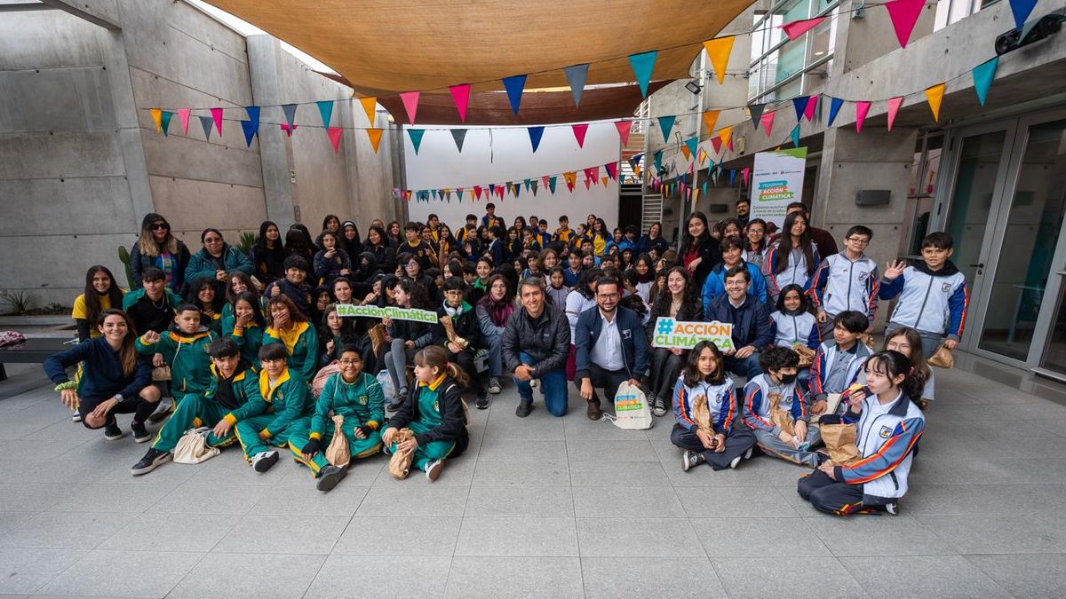 Estudiantes de Antofagasta se inspiran en la 'Niña Planeta' Estudiantes de Antofagasta se inspiran en la 'Niña Planeta'