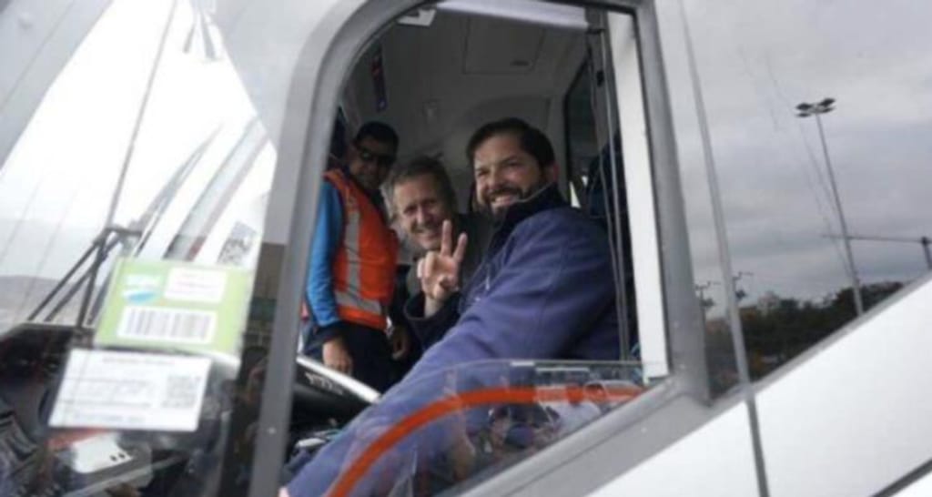 Presidente Boric Conduce Bus Eléctrico Presidente Boric Conduce Bus Eléctrico