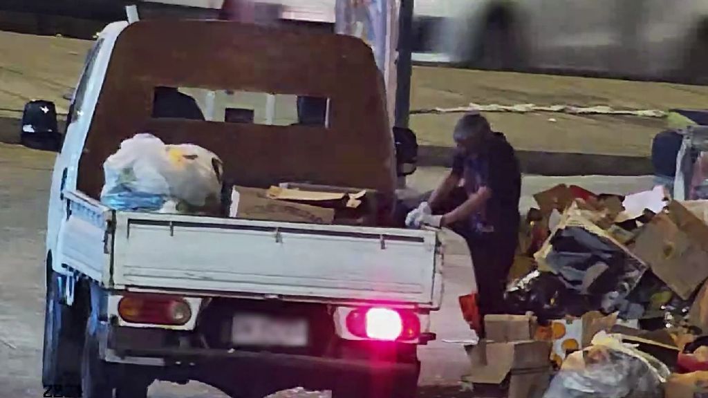 Sujeto botando basura Sujeto botando basura