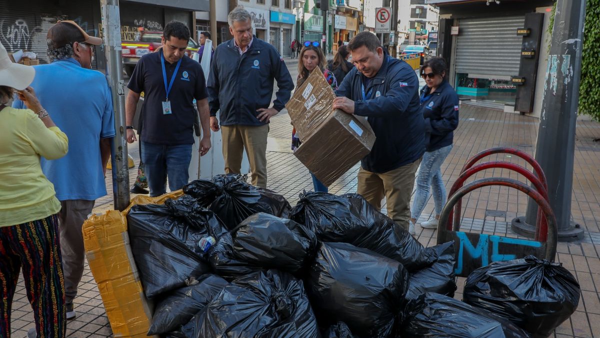 Alcalde lidera operativo contra basura en Antofagasta Alcalde lidera operativo contra basura en Antofagasta
