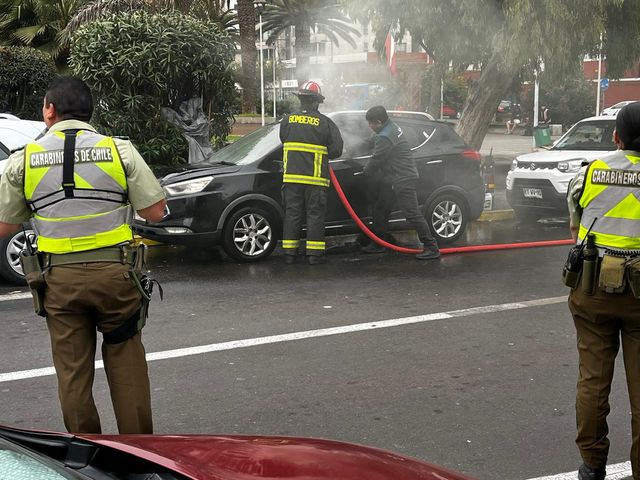 Fuego en vehículo Avenida Brasil Antofagasta Fuego en vehículo Avenida Brasil Antofagasta
