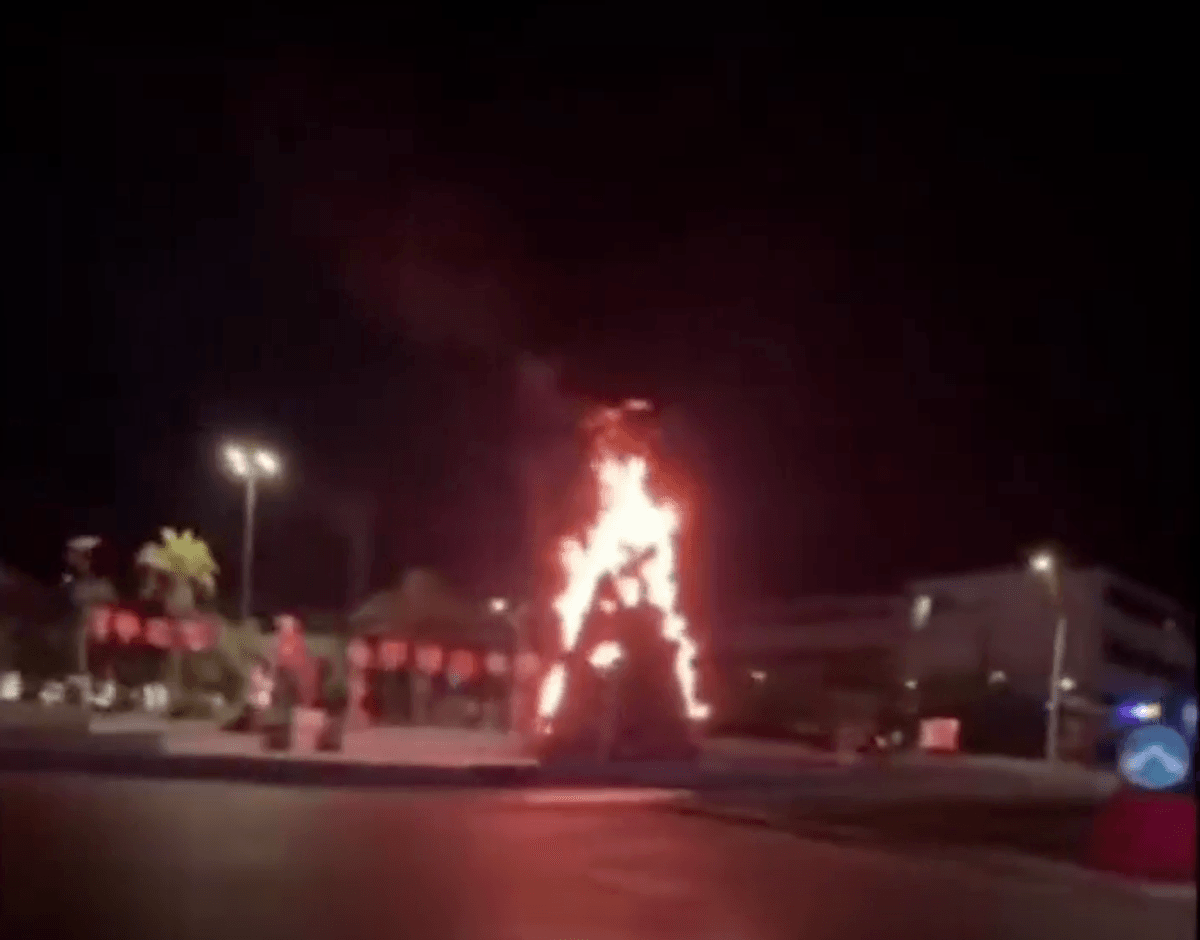 Árbol de Navidad arde en llamas en plaza de Tocopilla