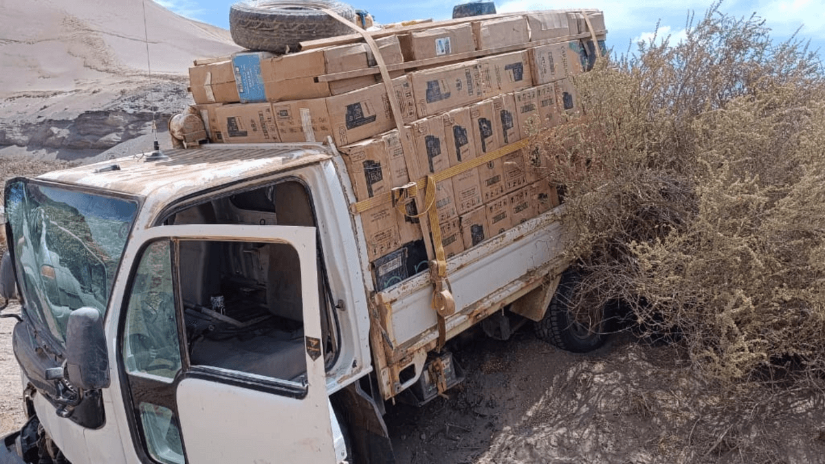 Incautan millonario acopio de cigarrillos en desierto de Atacama Incautan millonario acopio de cigarrillos en desierto de Atacama