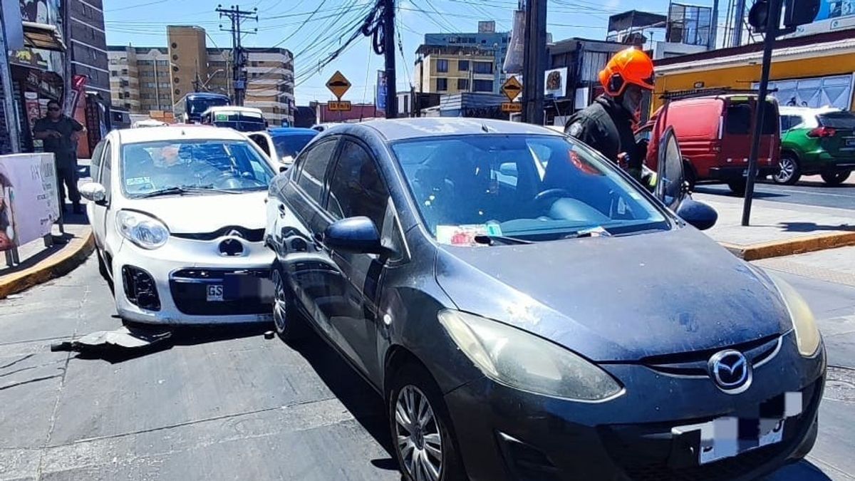 Mujer de 25 años resulta lesionada en choque de autos en Antofagasta Mujer de 25 años resulta lesionada en choque de autos en Antofagasta
