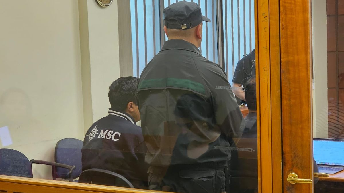 Imputado en prisión por arrastrar a adulto mayor sobre capó de auto Imputado en prisión por arrastrar a adulto mayor sobre capó de auto