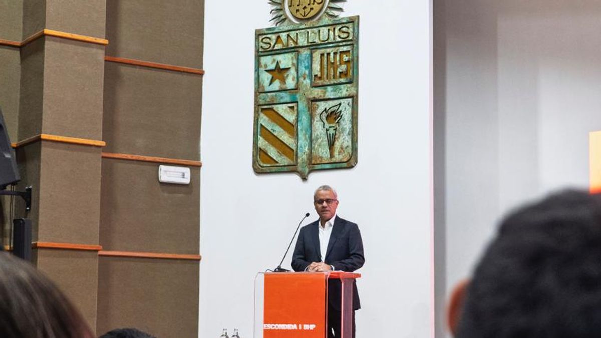 Alejandro Tapia comparte su experiencia con estudiantes del Colegio San Luis Alejandro Tapia comparte su experiencia con estudiantes del Colegio San Luis