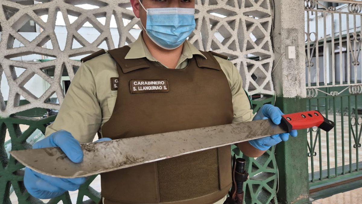 Detienen a hombre con machete en Antofagasta Detienen a hombre con machete en Antofagasta