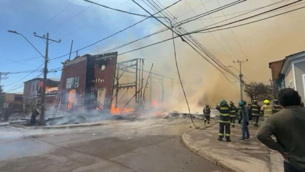 Trágico incendio arrasa con icónica Iglesia San Francisco en Iquique Trágico incendio arrasa con icónica Iglesia San Francisco en Iquique