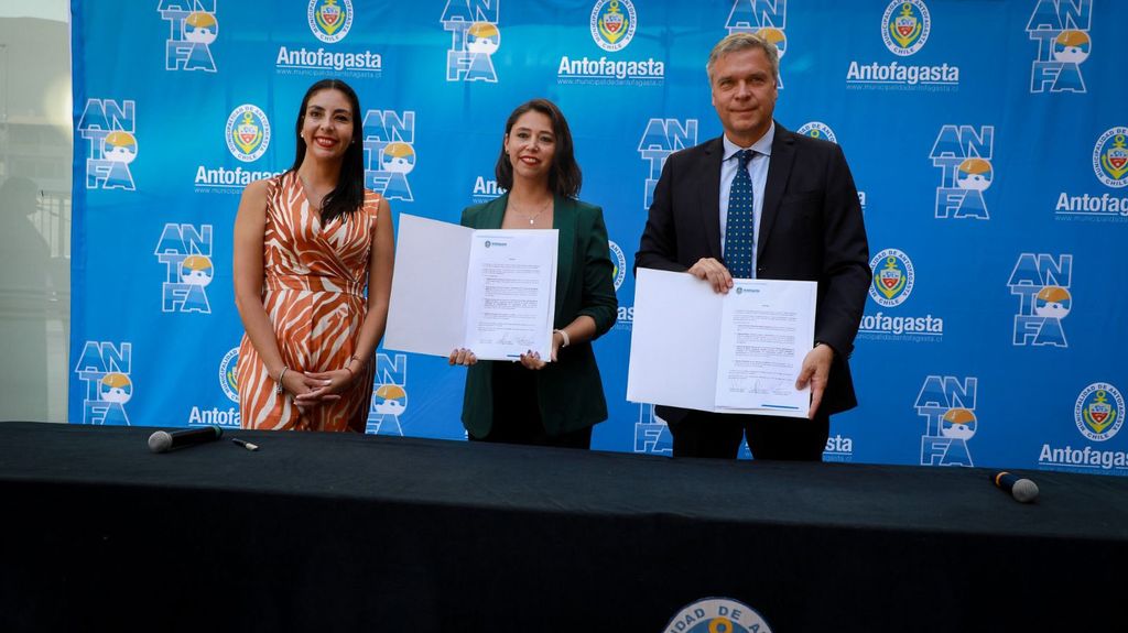 Firma de convenios Municipio y SernamEG Firma de convenios Municipio y SernamEG