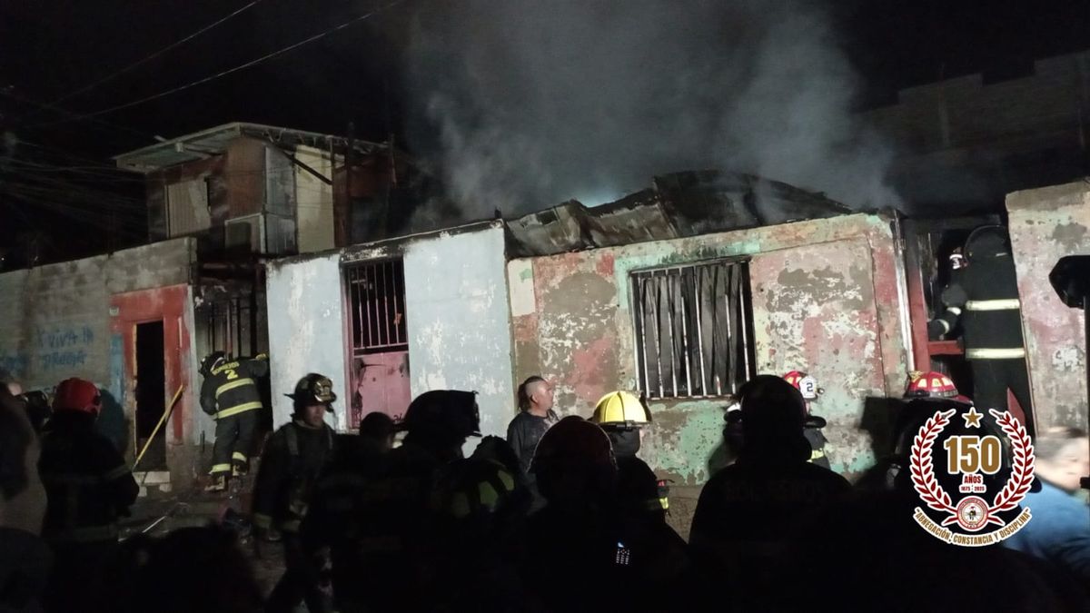 Trágico incendio en Antofagasta: una víctima fatal y cuatro casas destruidas Trágico incendio en Antofagasta: una víctima fatal y cuatro casas destruidas
