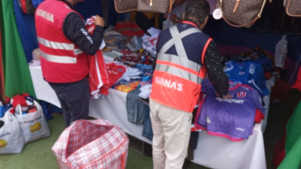 Aduanas detiene venta de 300 poleras falsificadas en Antofagasta Aduanas detiene venta de 300 poleras falsificadas en Antofagasta