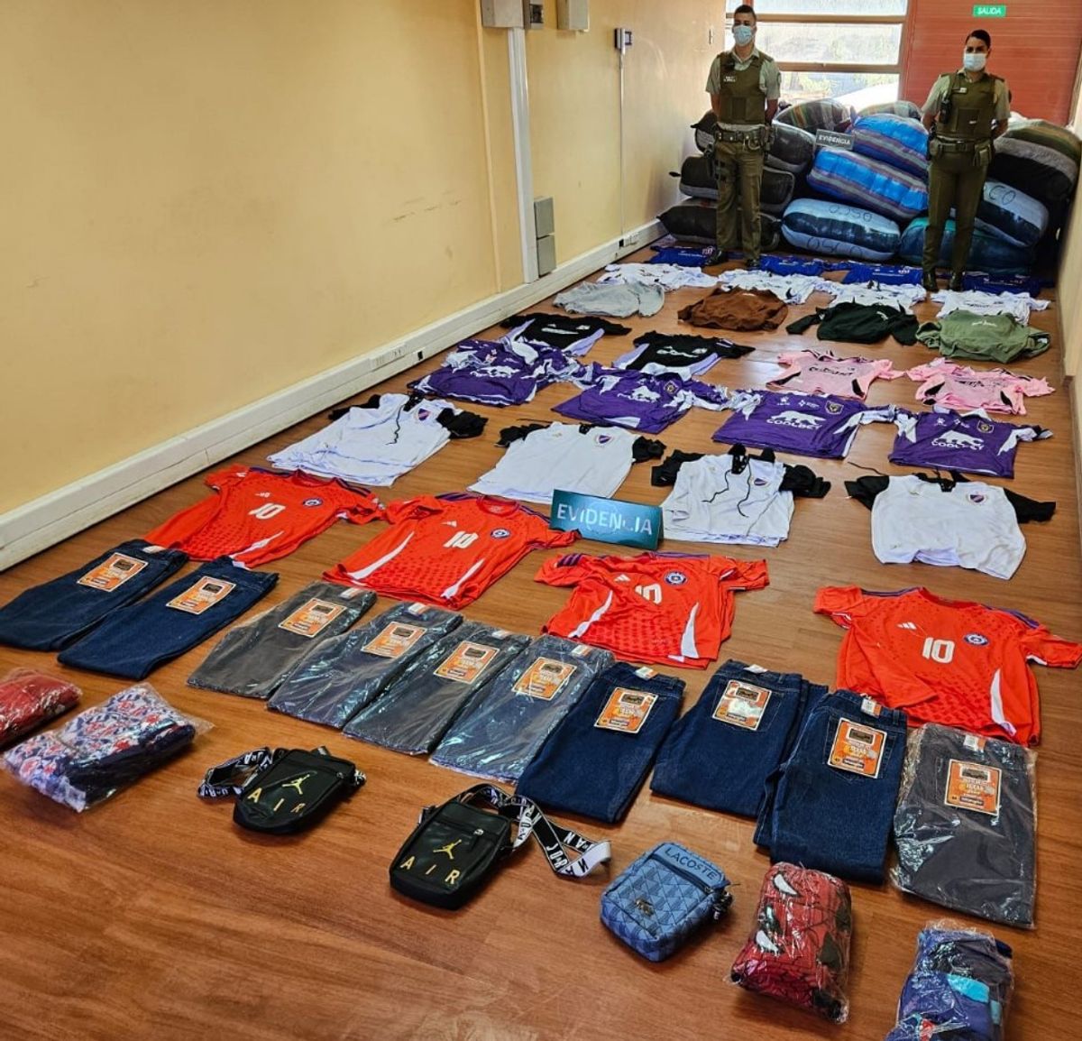 Carabineros de Calama decomisa gran cantidad de prendas ilegales Carabineros de Calama decomisa gran cantidad de prendas ilegales