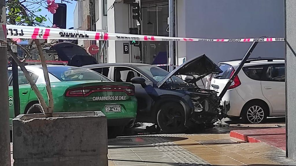 Colisión vehículo y Carabineros