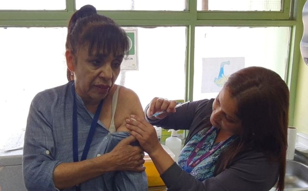 Seremi de Salud (s) recibiendo vacuna Seremi de Salud (s) recibiendo vacuna