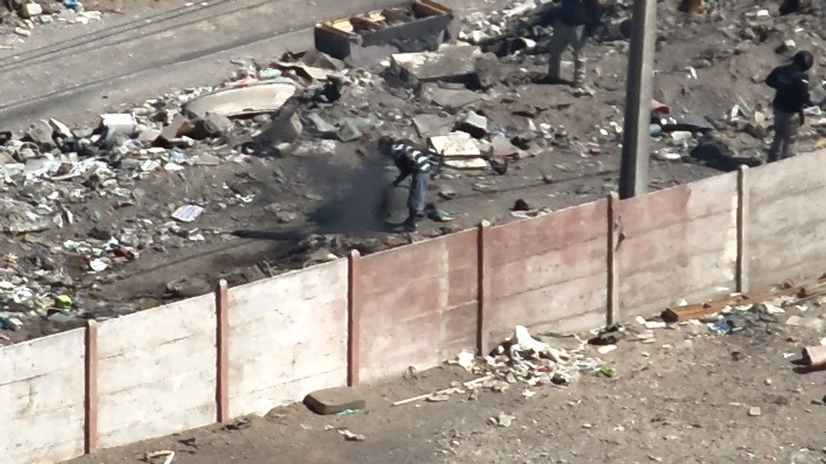 Sujeto iniciando quema ex vertedero La Chimba Sujeto iniciando quema ex vertedero La Chimba