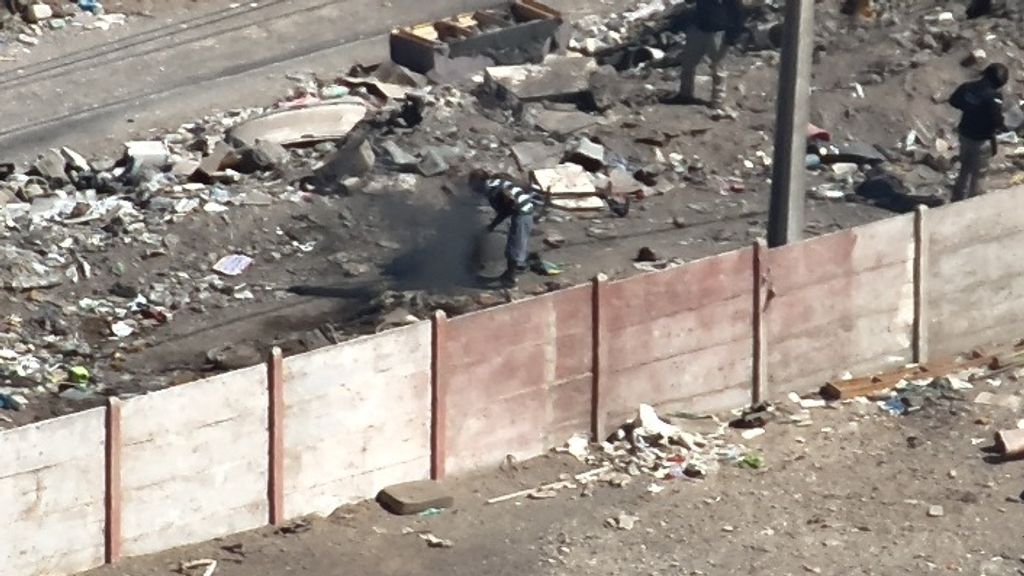 Sujeto iniciando quema ex vertedero La Chimba Sujeto iniciando quema ex vertedero La Chimba